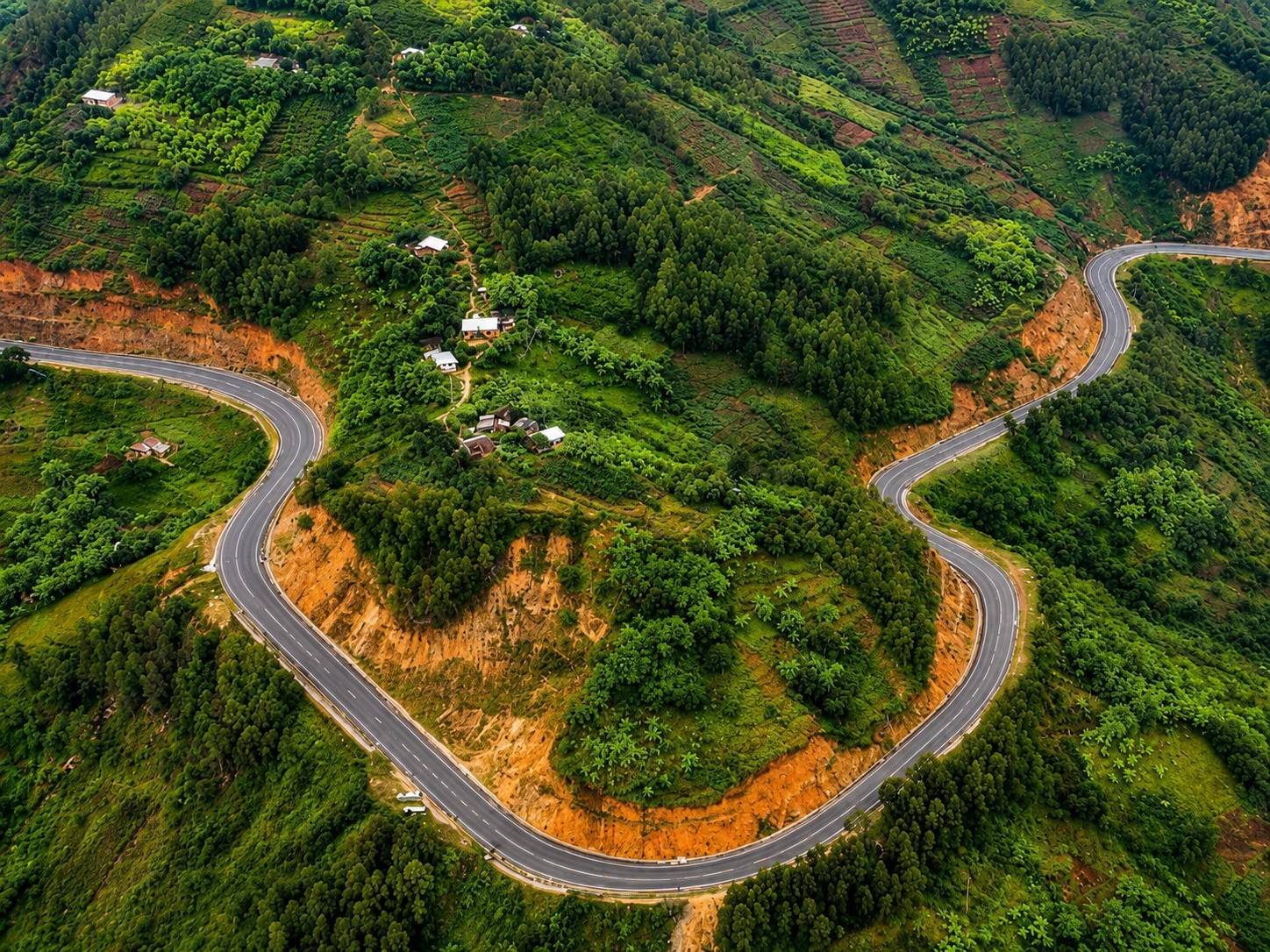 one of the many roads leading to Rubavu